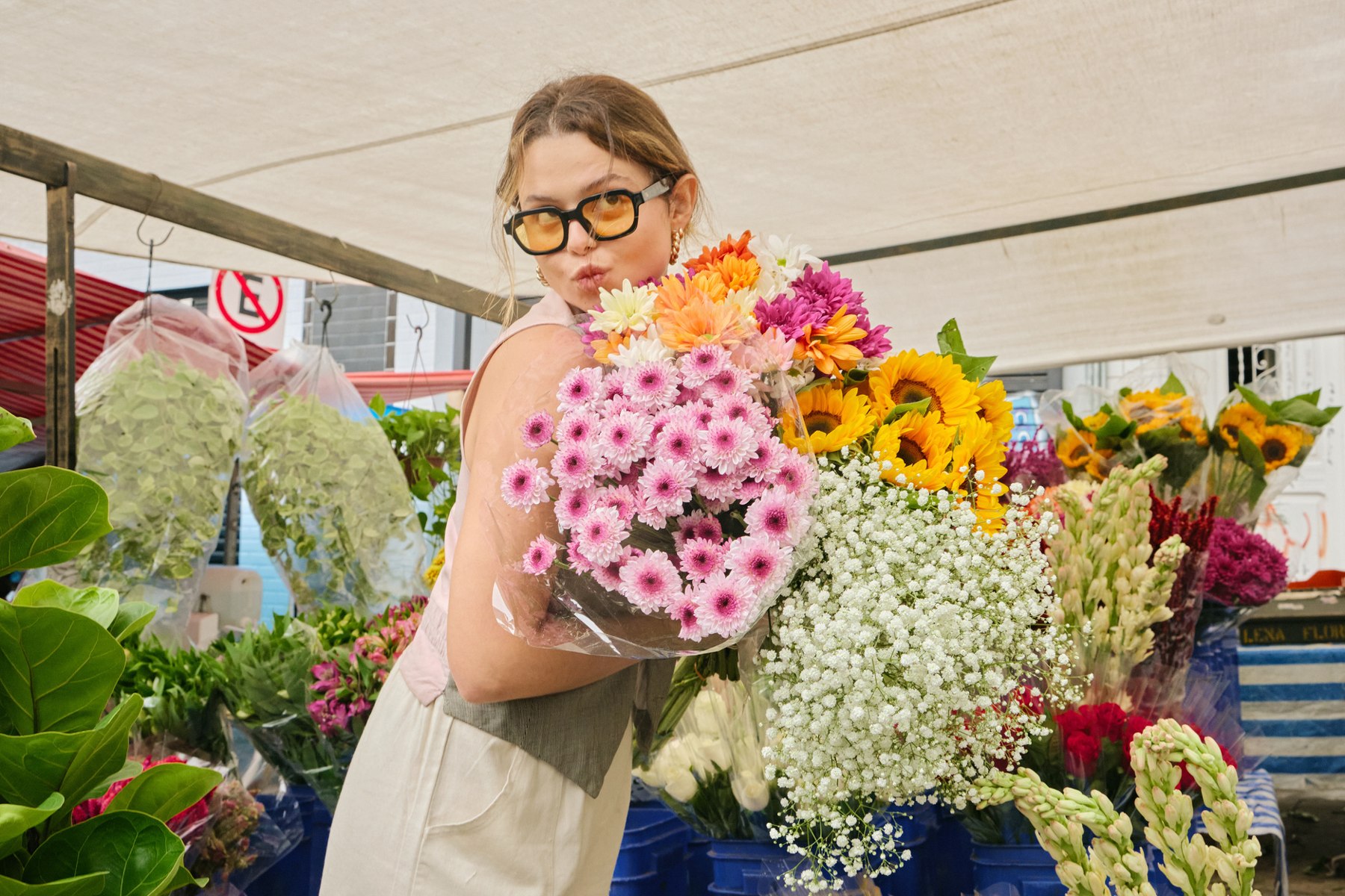 Un bouquet de fleurs colorées dans une scène de marché
