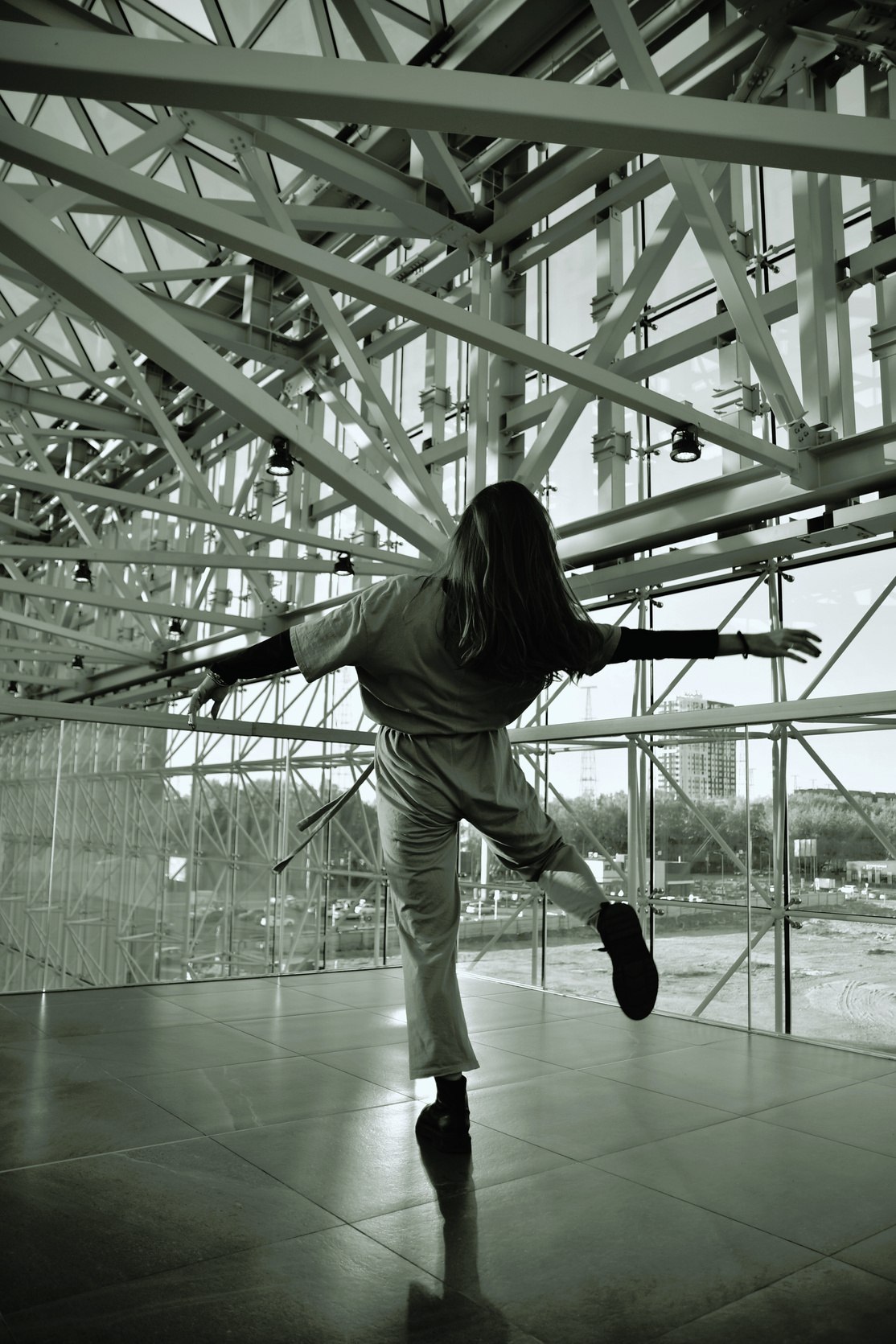 Danseuse dans une architecture de verre et d’acier